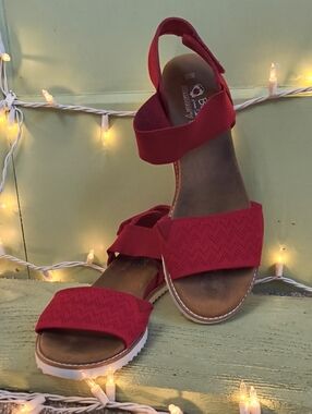 Women's Bobs Sketchers Red Velcro Strappy Memory Foam Sandals 10 Wide